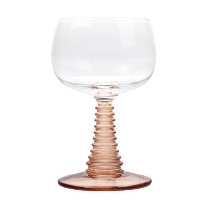 HKliving De originele voet van het HKliving Swirl wijnglas valt meteen op en geeft het glas een speelse look. Zo geniet je nog meer van je wijntje of van een ander drankje. Ook leuk: gebruik hem als hip woonaccessoire!