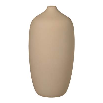 Blomus De Blomus Ceola vaas is een stoere en opvallende verschijning, gemaakt van porselein. Leuk om af te combineren met grotere of kleinere vazen. Alleen nog even langs de bloemist voor wat mooie takken en je bent helemaal klaar