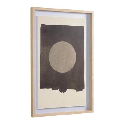 Kave Home Schilderij Naira van Kave Home is een plaatje aan je muur. Het is gedrukt op canvas met rauwe randjes en is omlijst met zwart hout. De abstracte bolvorm in aardetinten doet denken aan een volle maan. Perfect om rust in je interieur te brengen.