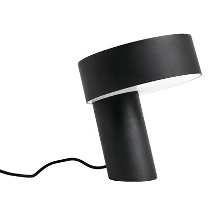 HAY De Slant tafellamp van HAY staat stevig op zijn schuine voet. Dit krachtige minimalistische design is gemaakt van aluminium in een uni kleur. Simpel en super stijlvol, ook als design item op zich. Prachtig in een Scandinavische woonstijl.