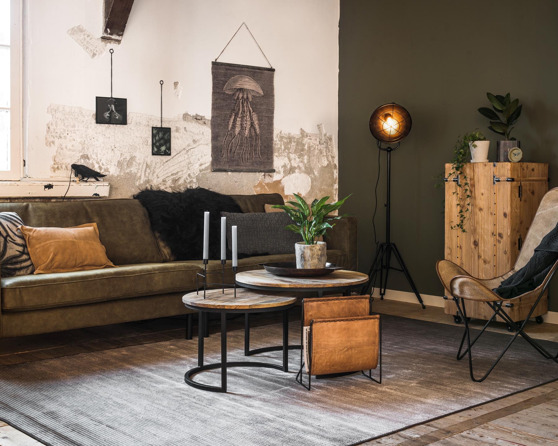 Shop de look industriële woonkamer met groene leren bank