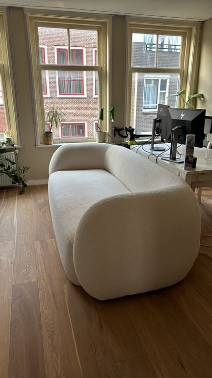 Kave Home Martina 3-Zitsbank van gebroken witte schapenvacht