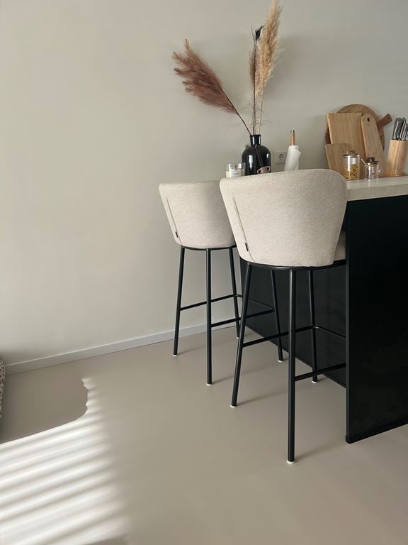 Kave Home - Ciselia stoel beige chenille en staal in zwart FSC Mix