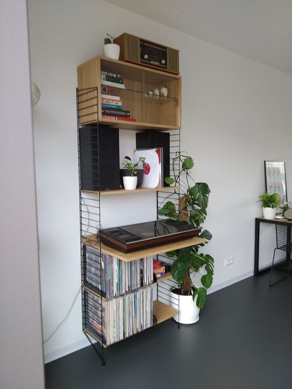 String Cabinet Vitrinekast
