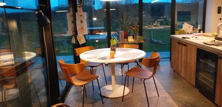 FORM HOUTEN STOEL MET METALEN POOT BRUIN