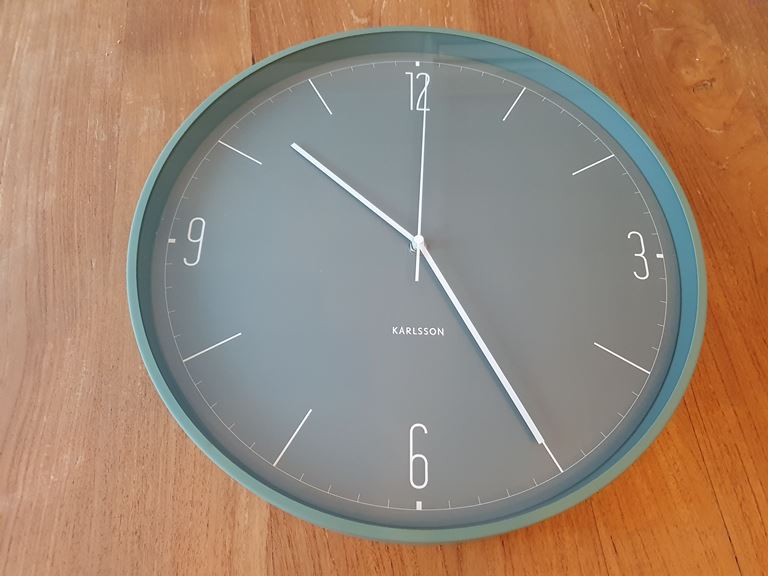 Karlsson Numbers & Lines Iron Wandklok - Roze