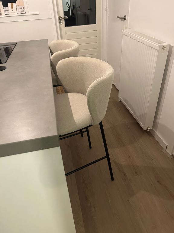 Kave Home - Ciselia kruk beige chenille en zwarte stalen poten  hoogte