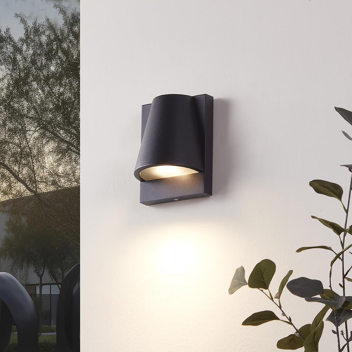 QAZQA Buiten wandlamp zwart IP44 met schemerschakelaar - Femke