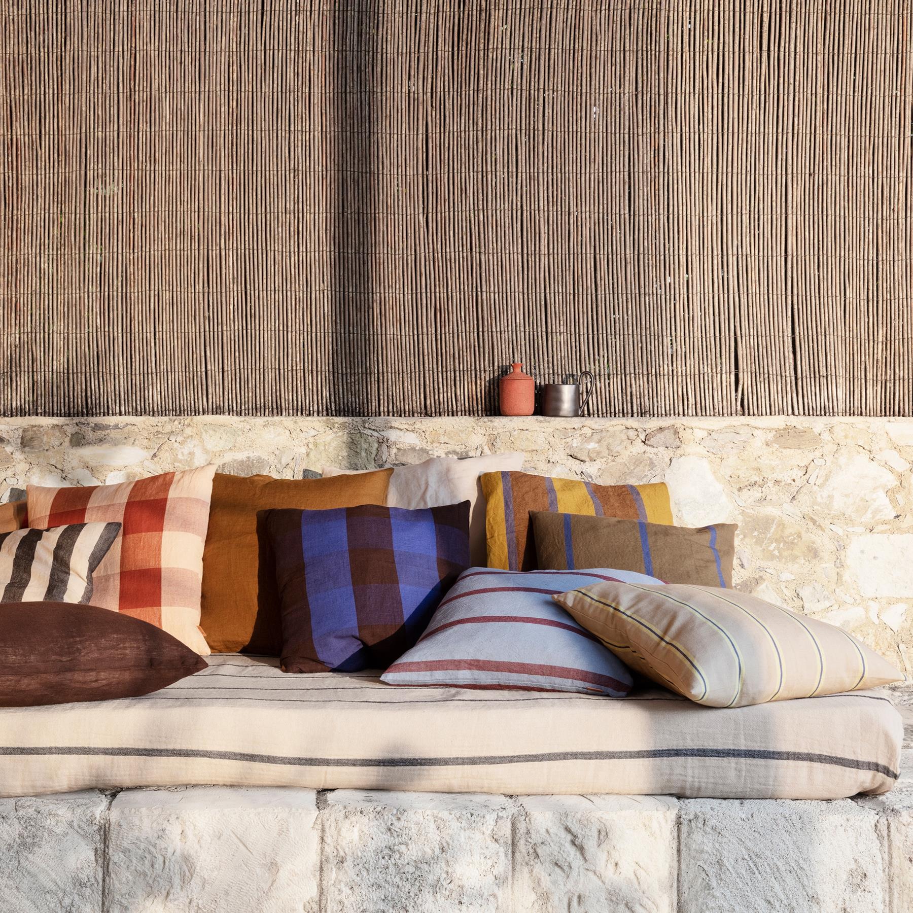 ferm LIVING Grand Sierkussen - Olive/Bright Blue