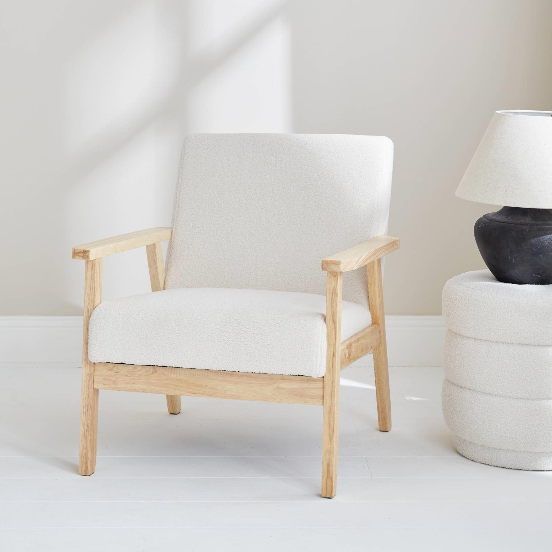 sweeek - Houten fauteuil met bouclé zitting