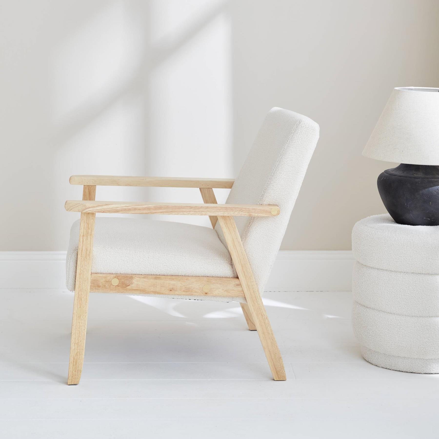 sweeek - Houten fauteuil met bouclé zitting