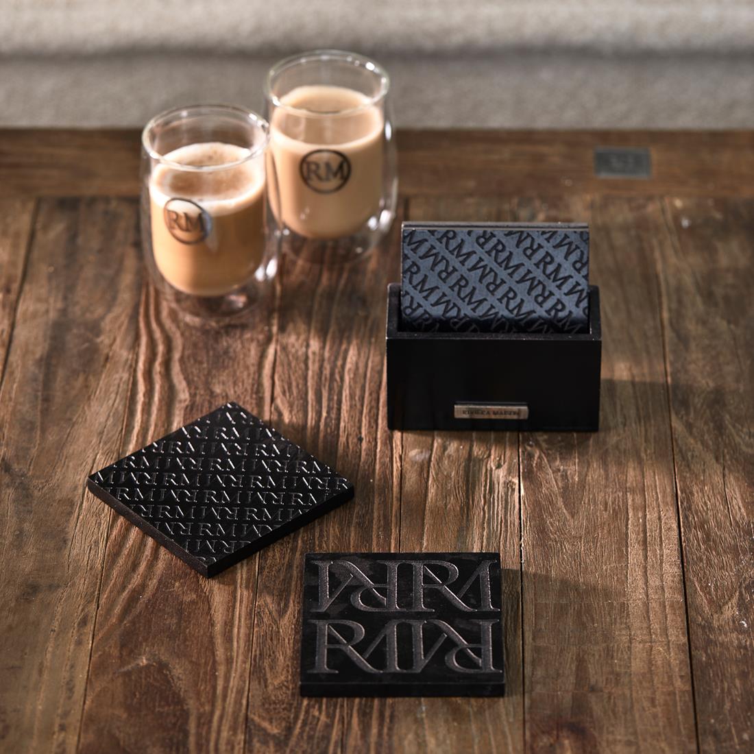 Rivièra Maison - Luxe RM Identity Onderzetters in Zwart van MDF - 11,5 x 10,5 x 5 cm
