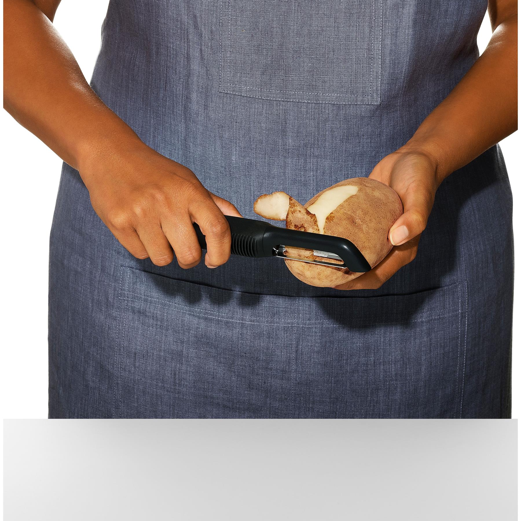 OXO Good Grips dunschiller met aardappeloog verwijderaar - zwart