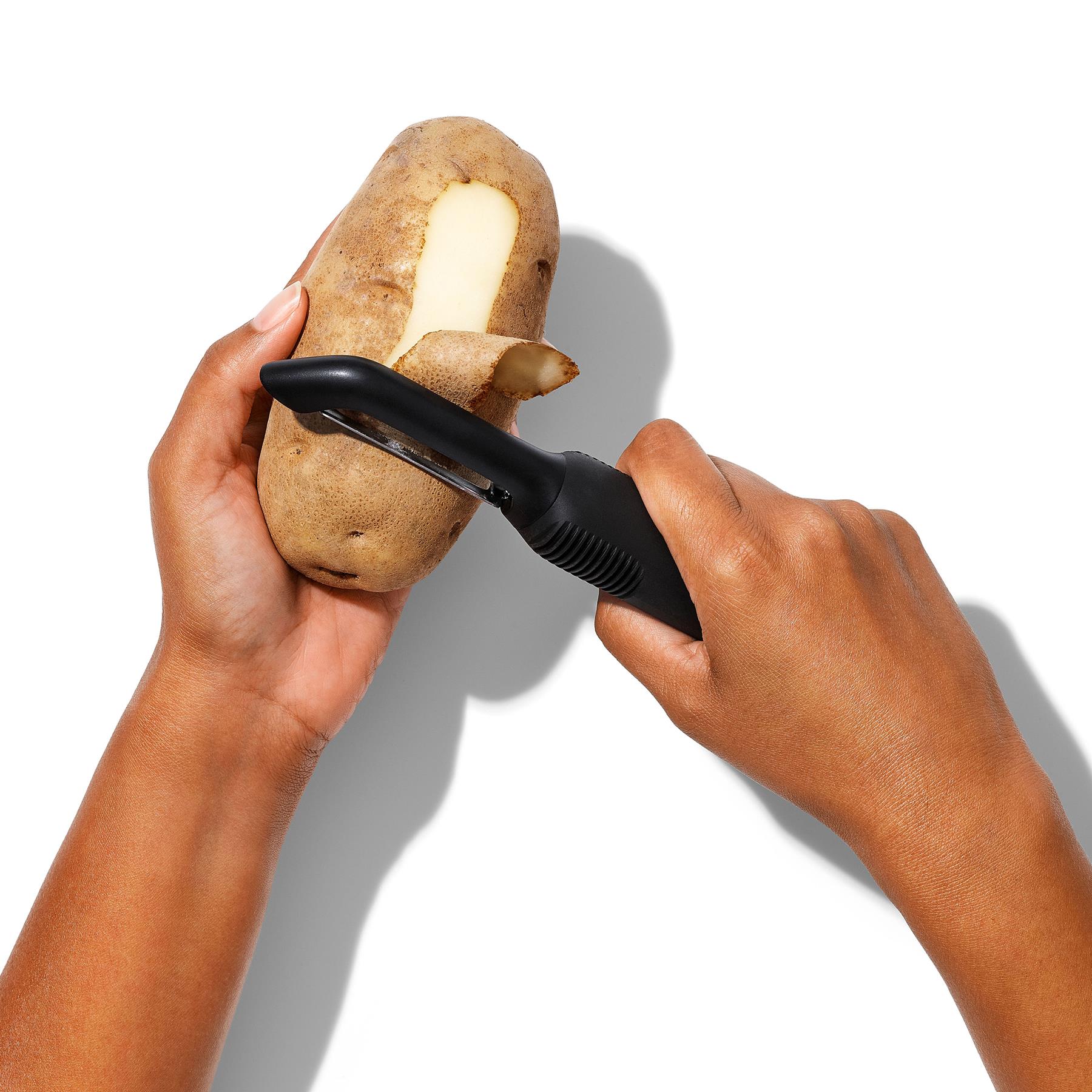OXO Good Grips dunschiller met aardappeloog verwijderaar - zwart