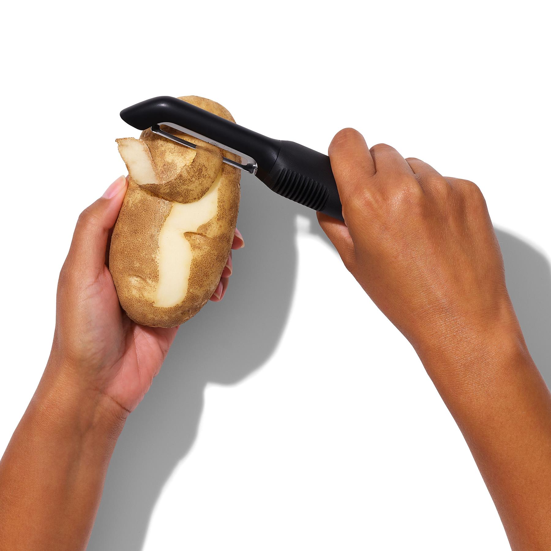 OXO Good Grips dunschiller met aardappeloog verwijderaar - zwart