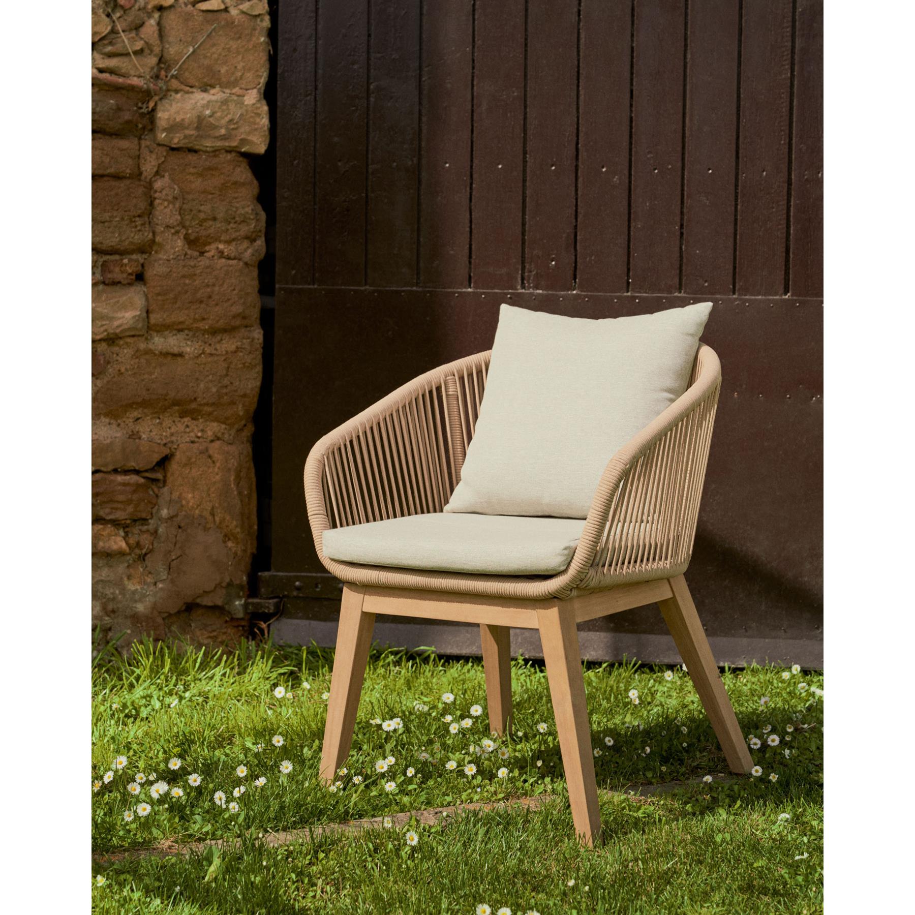 Kave Home - Portalo stoel met beige touw en massieve acaciahouten
