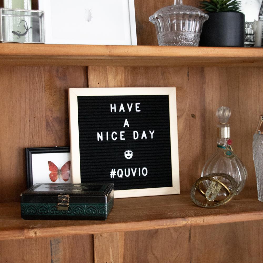 QUVIO Letterbord zwart met houten lijst