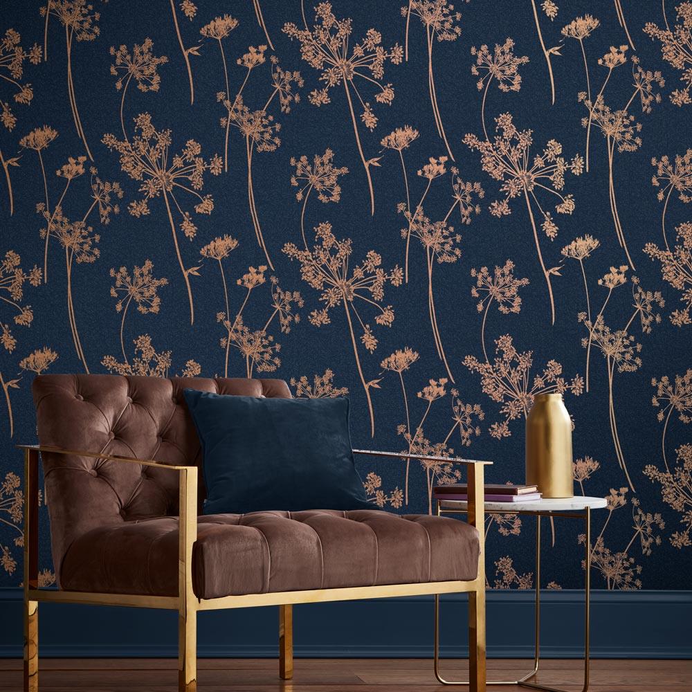 Graham & Brown vliesbehang Anthriscus Dusk Donkerblauw