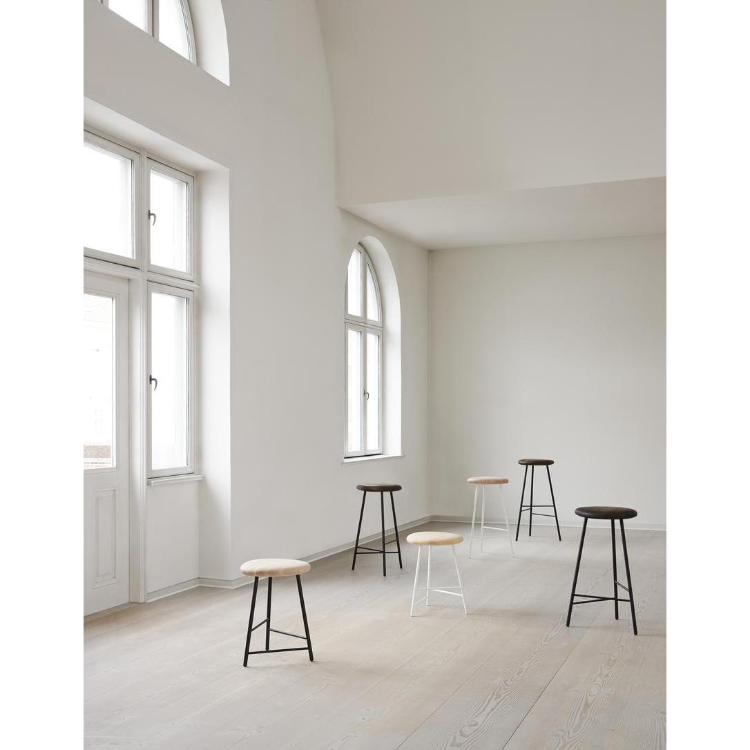 Warm Nordic Pebble barkruk 66 gerookt eiken, onderstel zwart