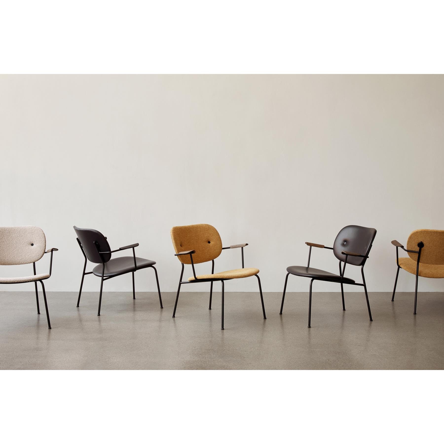 Audo Copenhagen Co fauteuil gestoffeerd leder Dakar 0842 naturel eiken