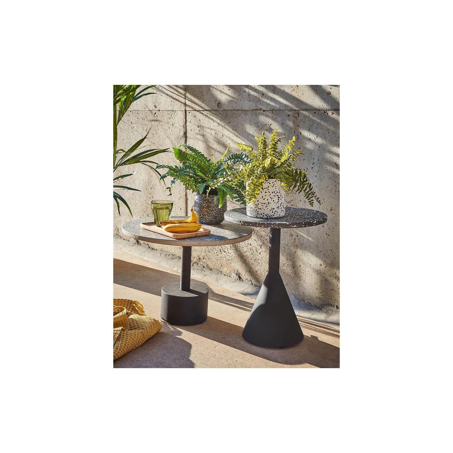Kave Home - Delano grijs terrazzo bijzettafeltje met zwart stalen