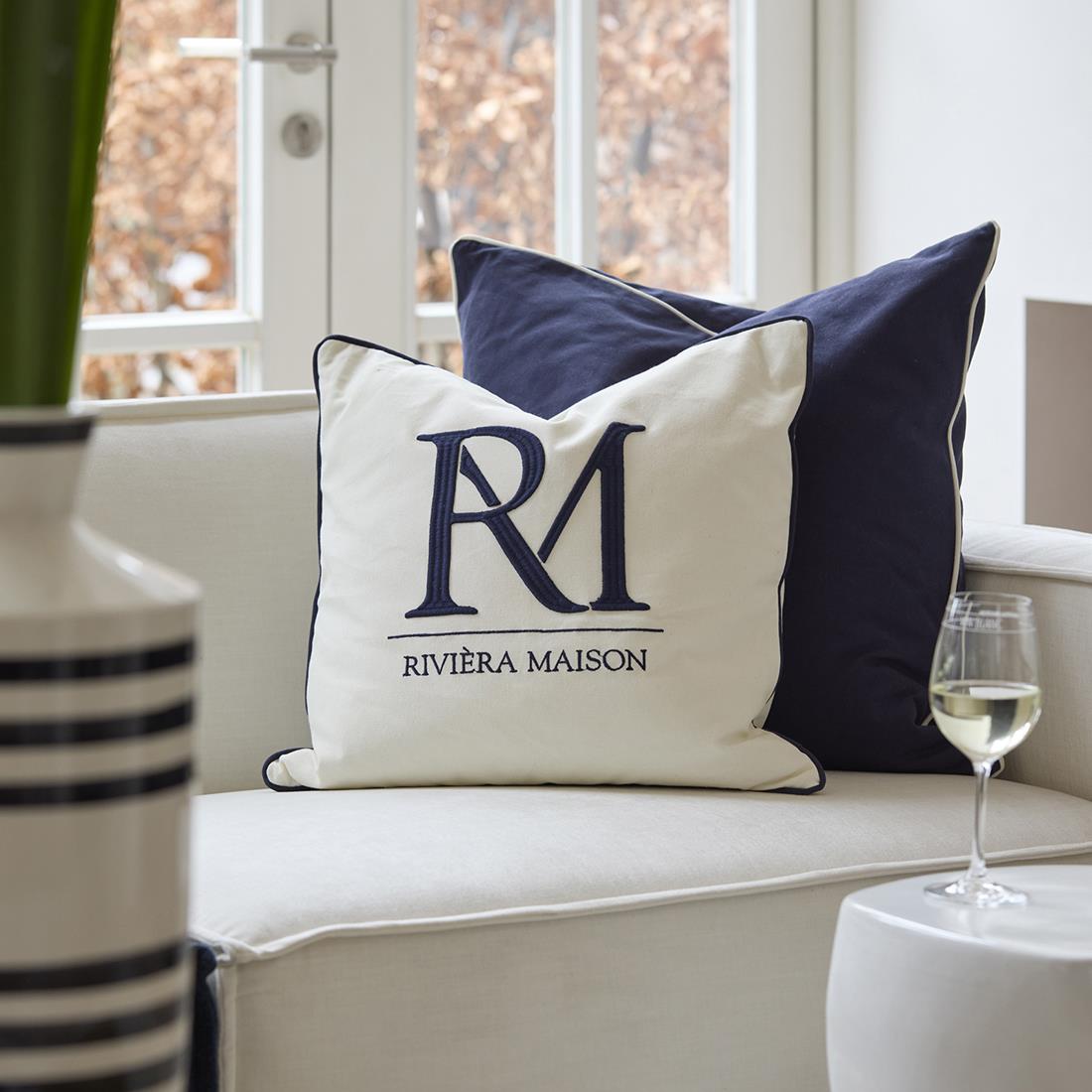 Riviera Maison Kussenhoes wit met blauw tekst 50x50 - RM Monogram