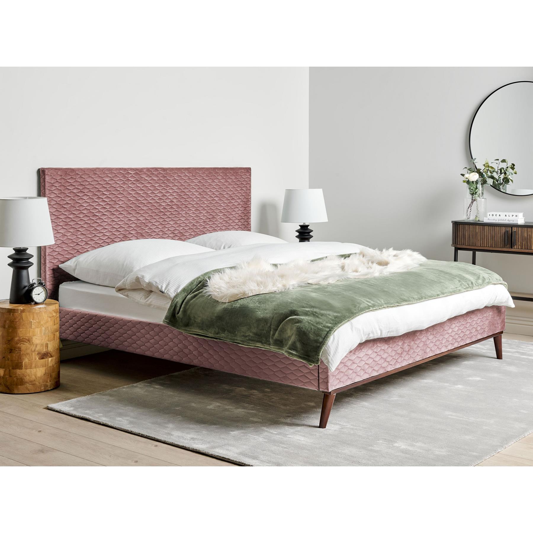 Beliani - BAYONNE - Tweepersoonsbed - Roze - 180 x 200 cm - Fluweel
