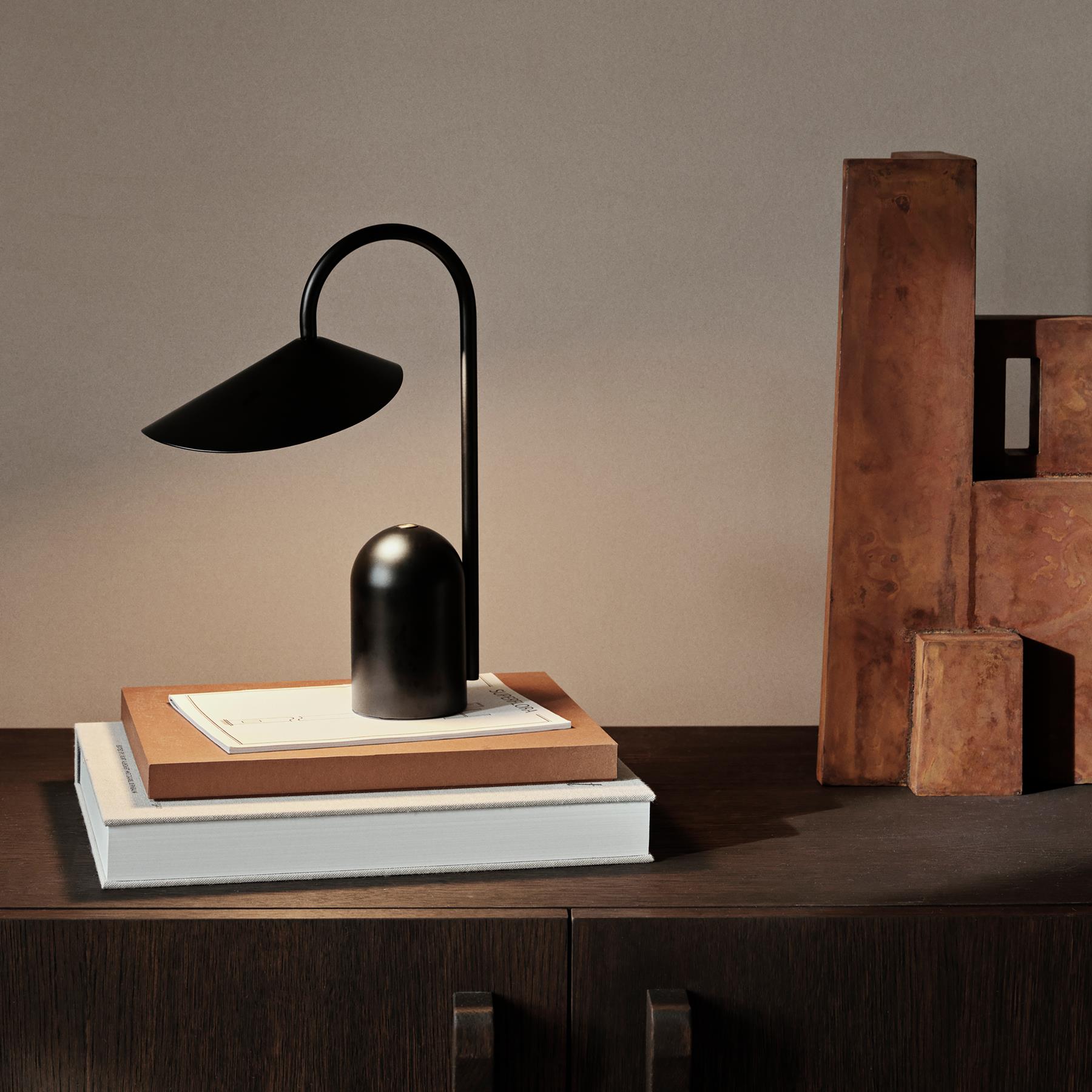 ferm LIVING Arum Oplaadbare Tafellamp - Zwart