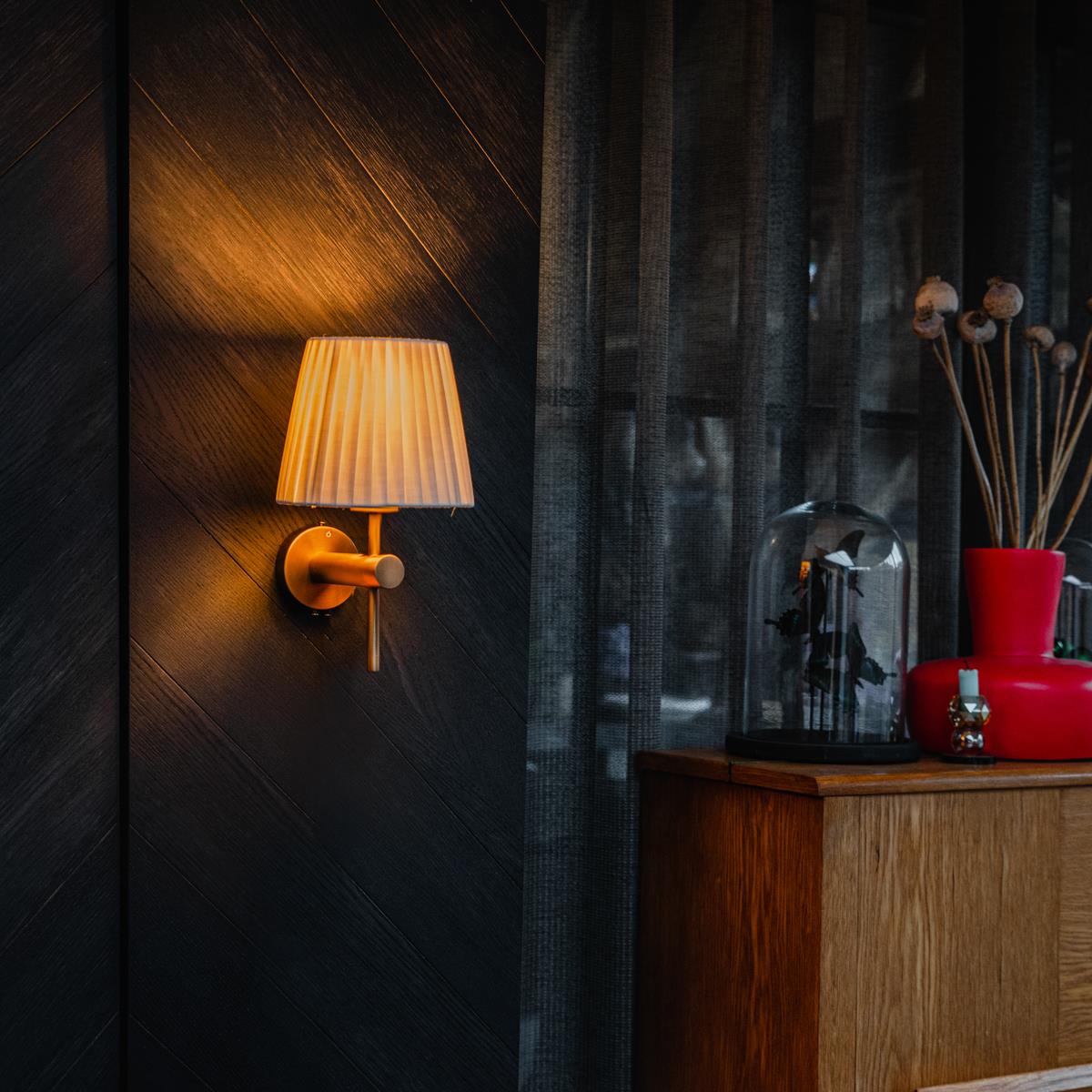 QAZQA Moderne wandlamp brons met witte kap - Pluk