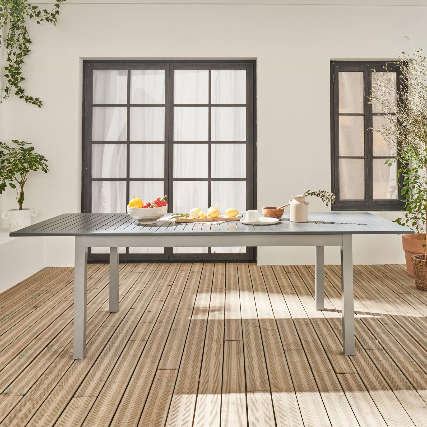 sweeek - Uitschuifbare aluminium tuintafel voor 8 personen