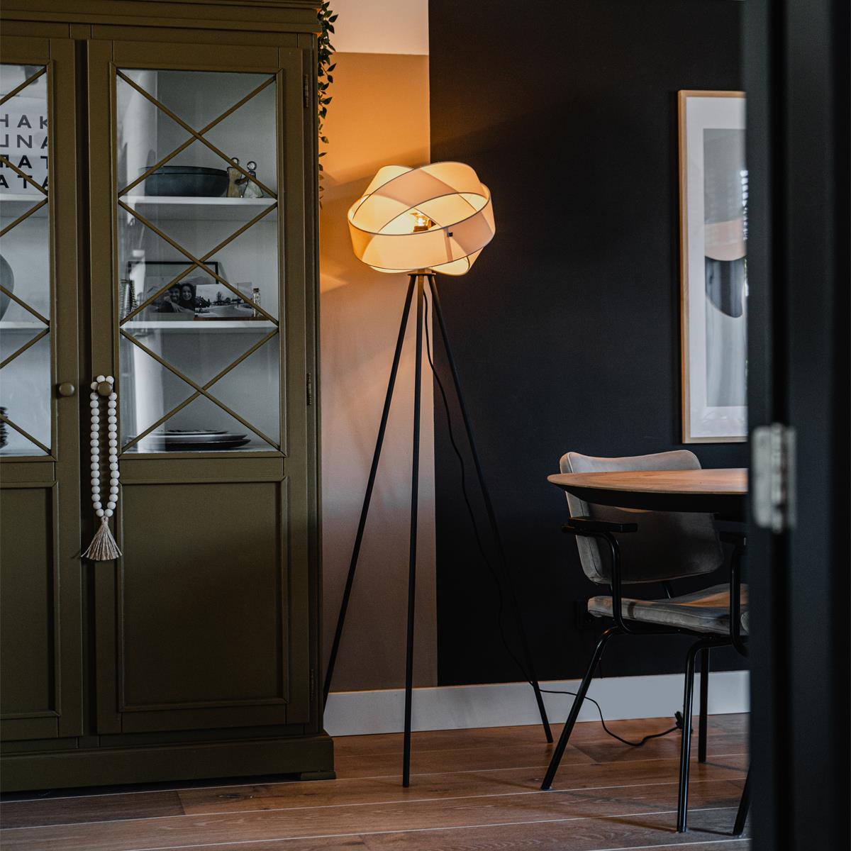 QAZQA Moderne vloerlamp zwart met witte kap - Cloth