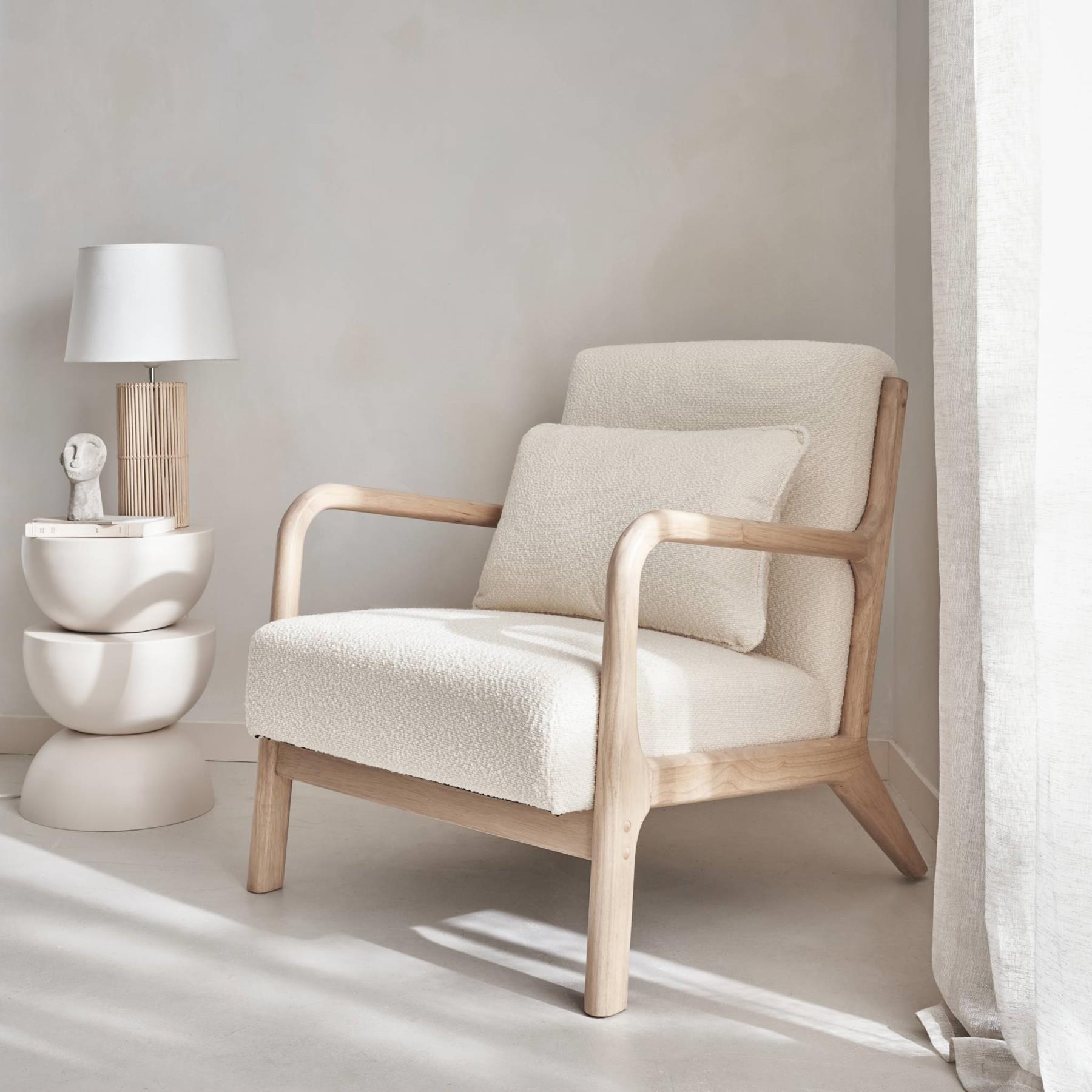 sweeek - Scandinavische fauteuil in hout en witte boucléstof