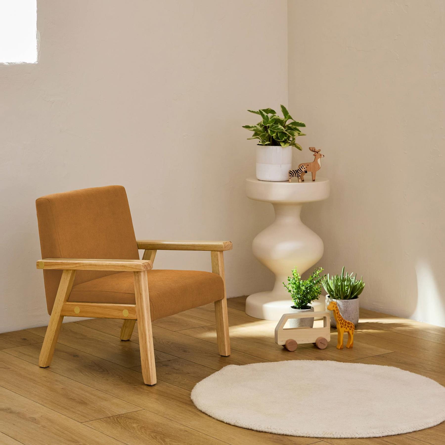 sweeek - Scandinavische kinderfauteuil in corduroy en rubberhout