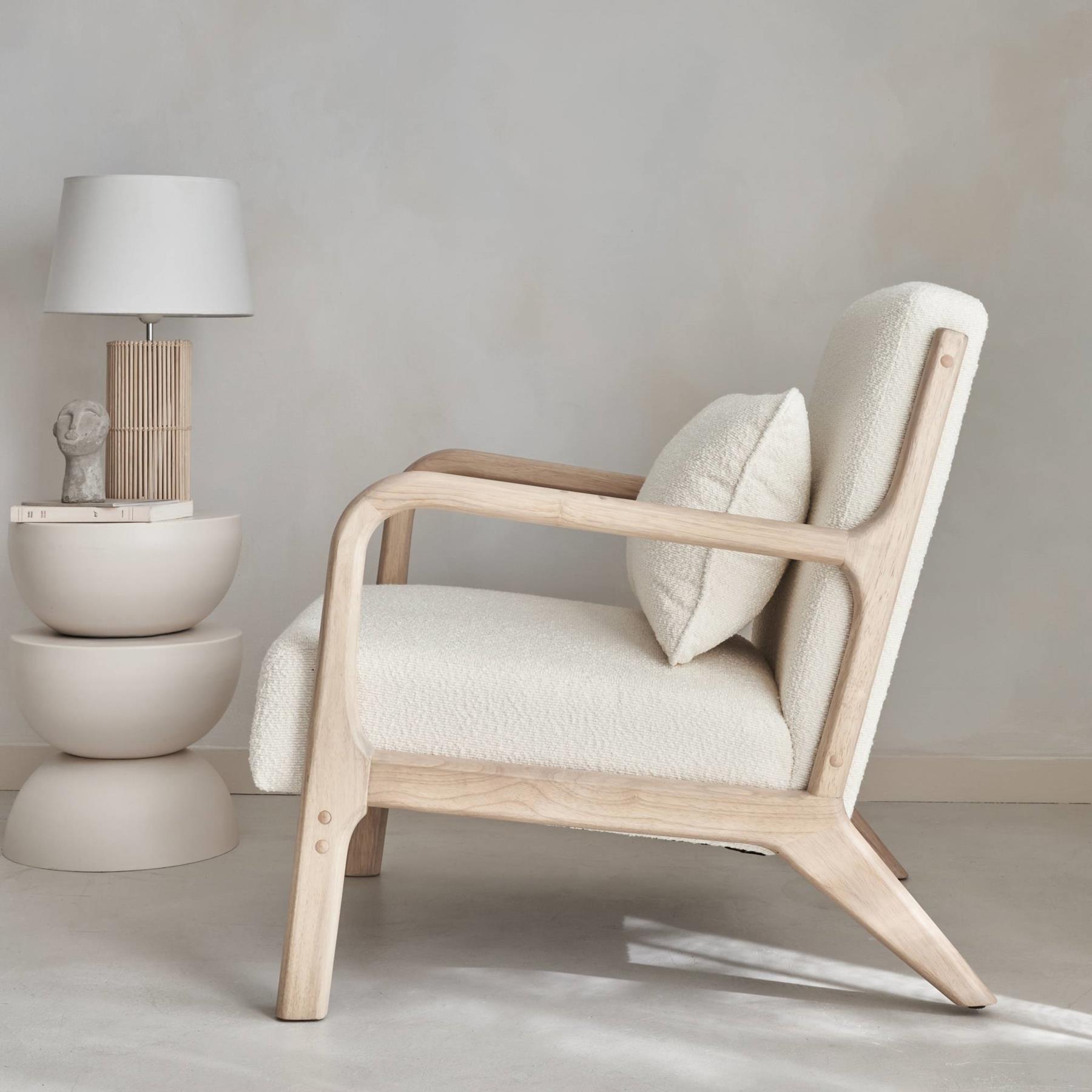 sweeek - Scandinavische fauteuil in hout en witte boucléstof
