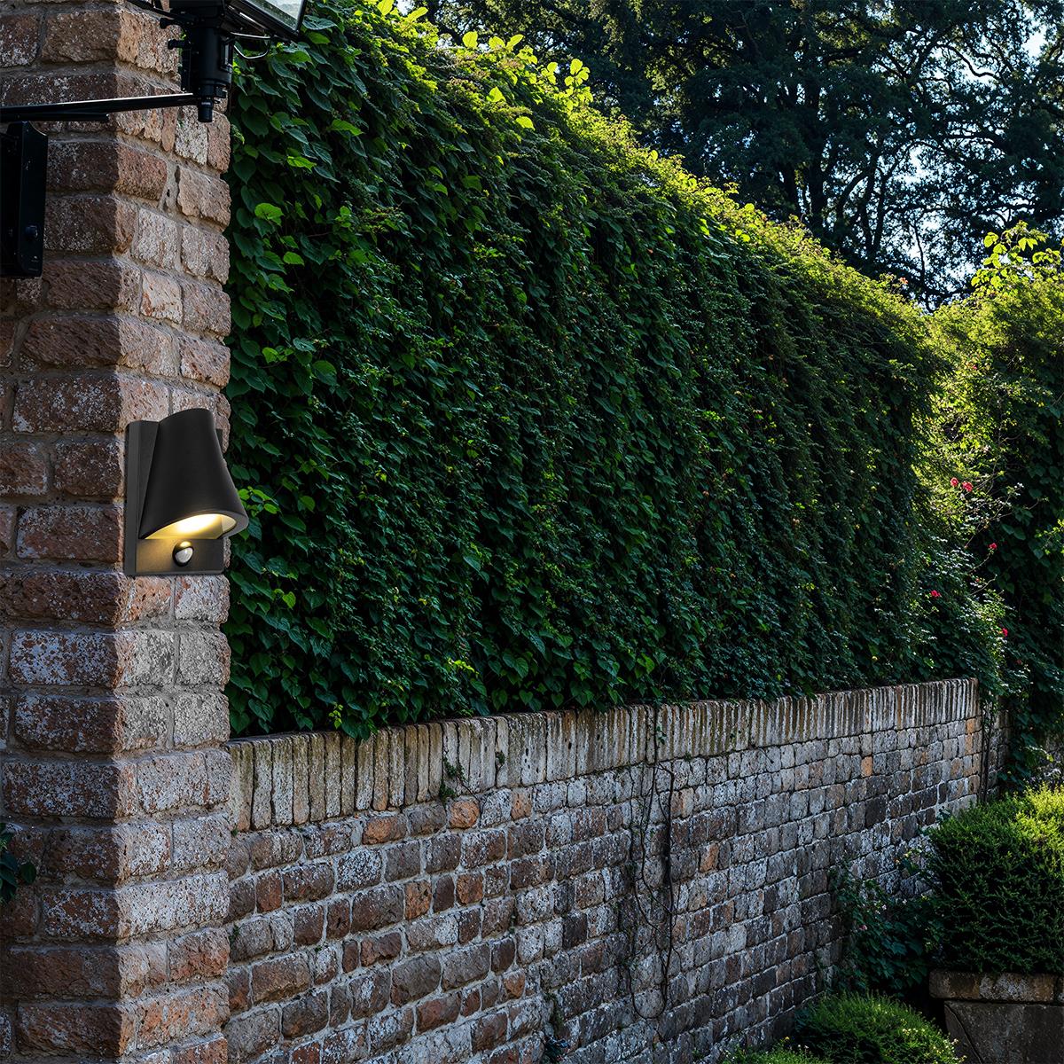 QAZQA Buiten wandlamp zwart IP44 met bewegingsmelder - Femke