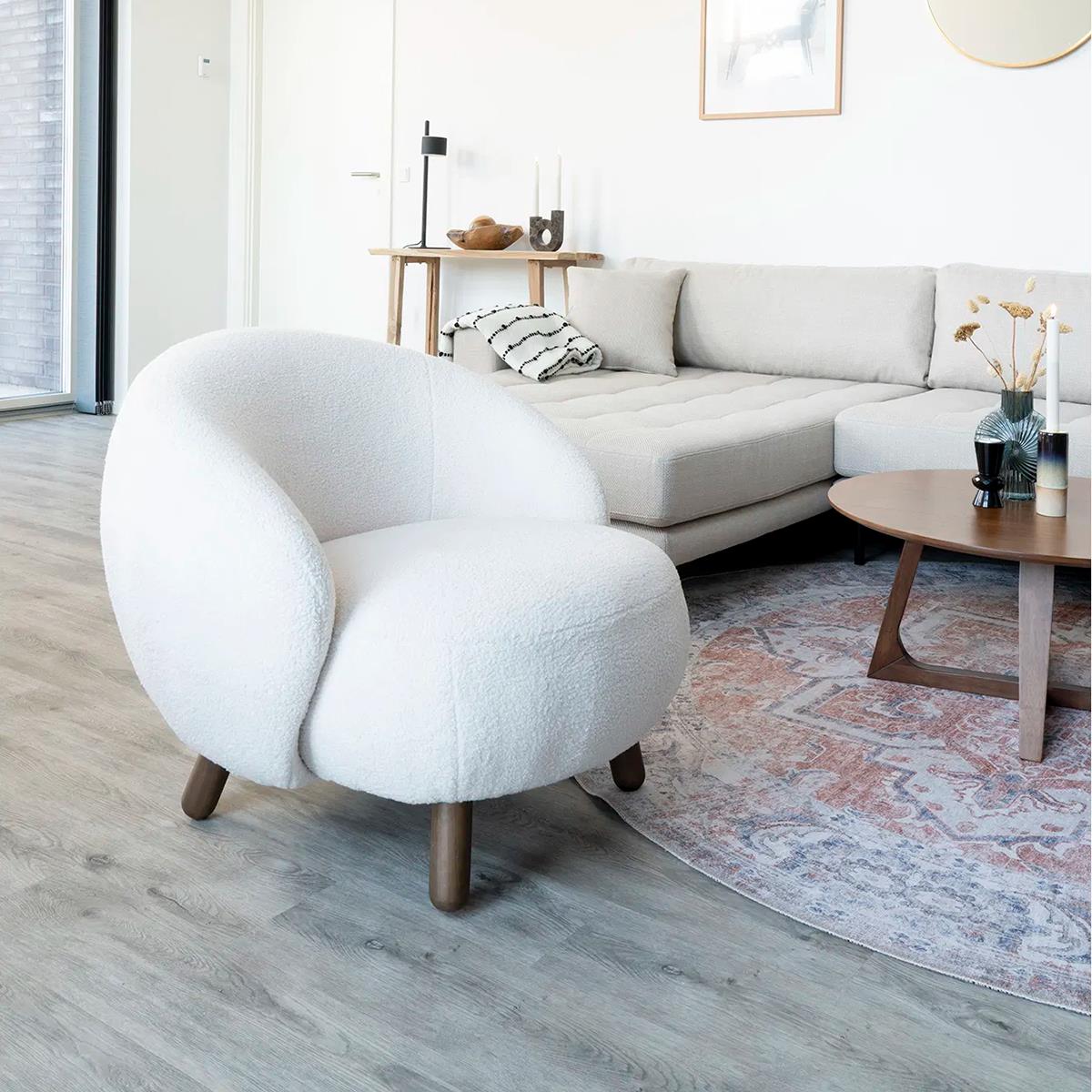 Artichok Mona ronde fauteuil met walnoot poten - teddystof wit