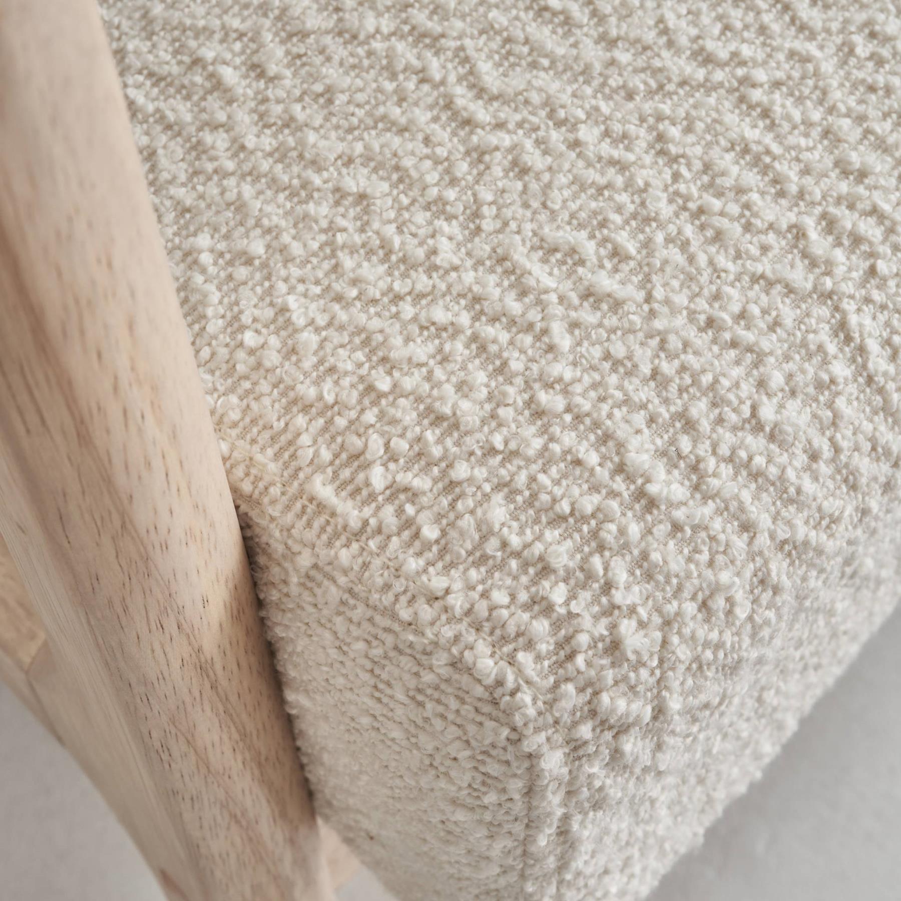 sweeek - Scandinavische fauteuil in hout en witte boucléstof