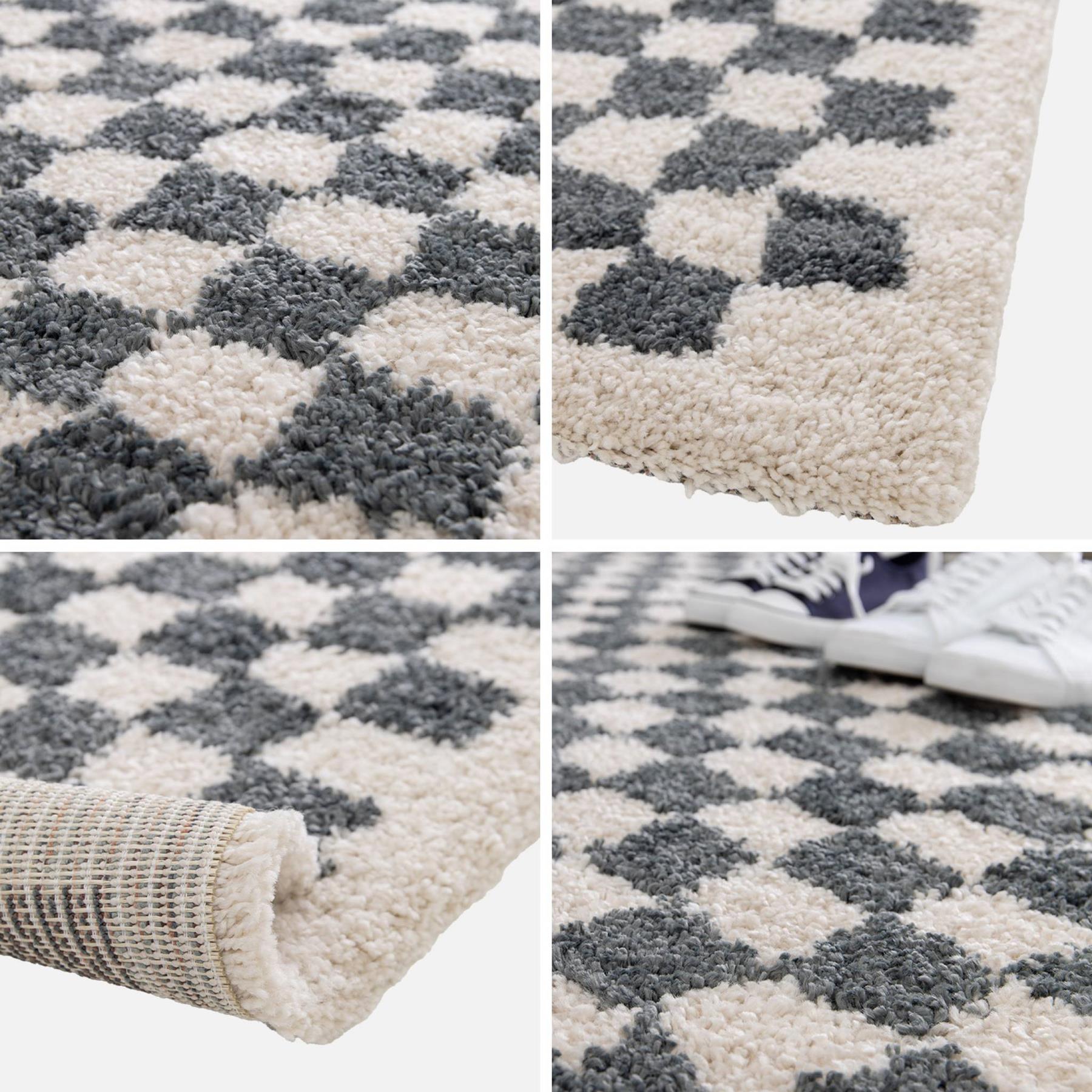 sweeek - Donkerblauw en crèmekleurig dambord vormig interieur tapijt