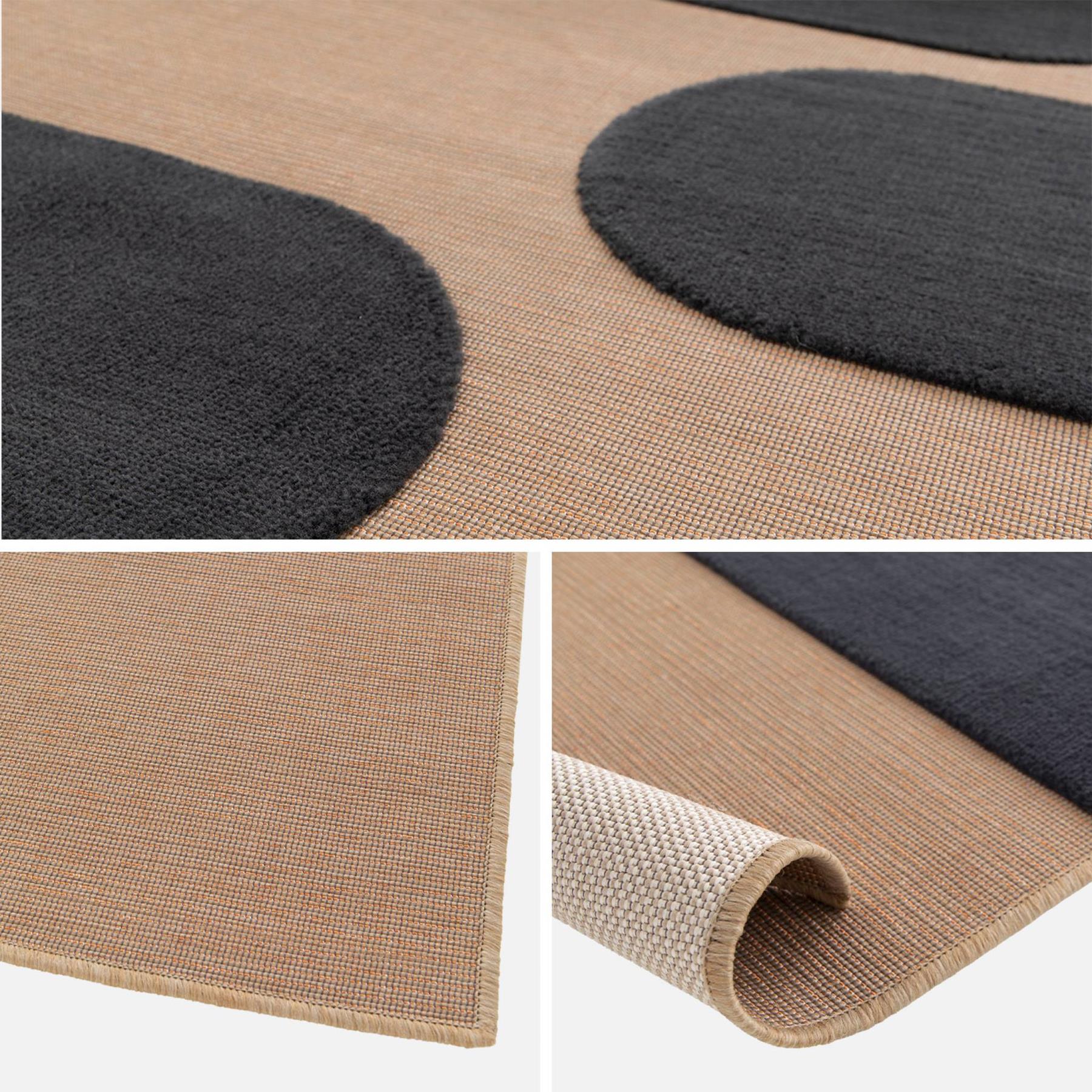 sweeek - Beige interieur|exterieur tapijt met zwart geometrisch