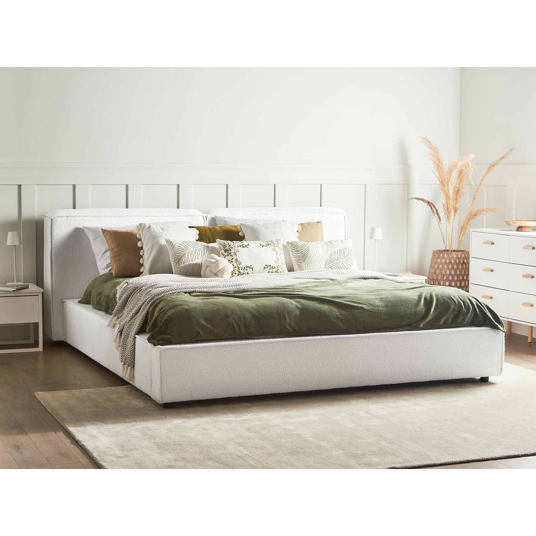 Beliani - LINARDS - Bed - Wit - 180 x 200 cm - Bouclé