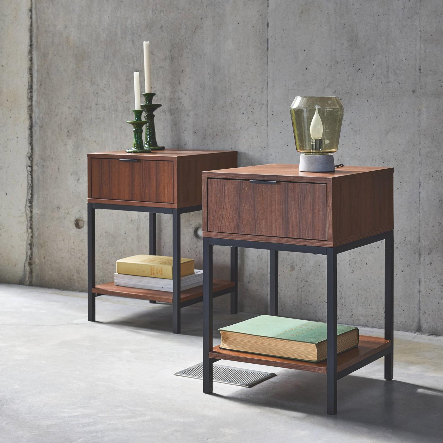 sweeek - Nachtkastje van walnootkleurig hout en zwart metaal, 1 lade