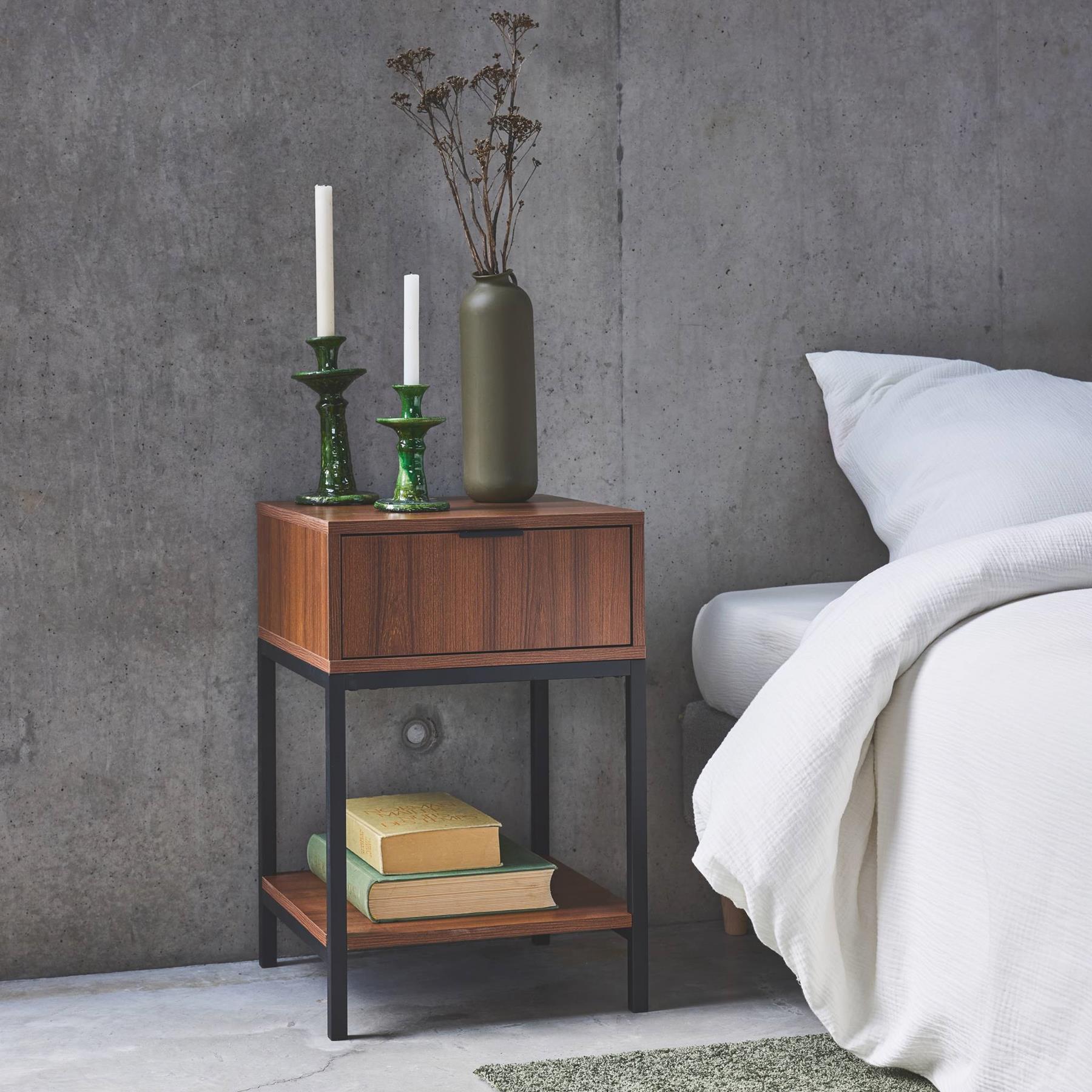 sweeek - Nachtkastje van walnootkleurig hout en zwart metaal, 1 lade
