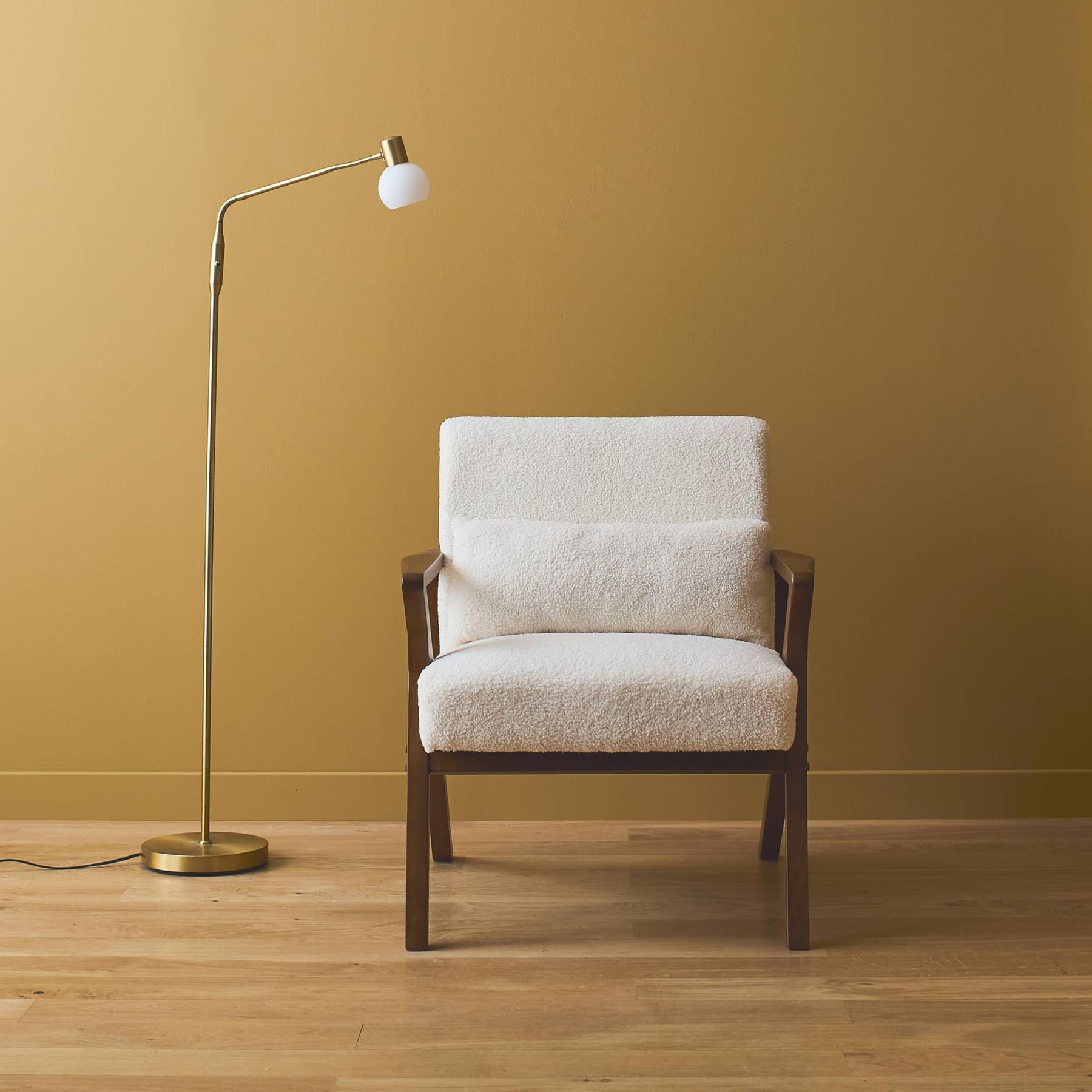 sweeek - Scandinavische fauteuil in heveahout en bouclé