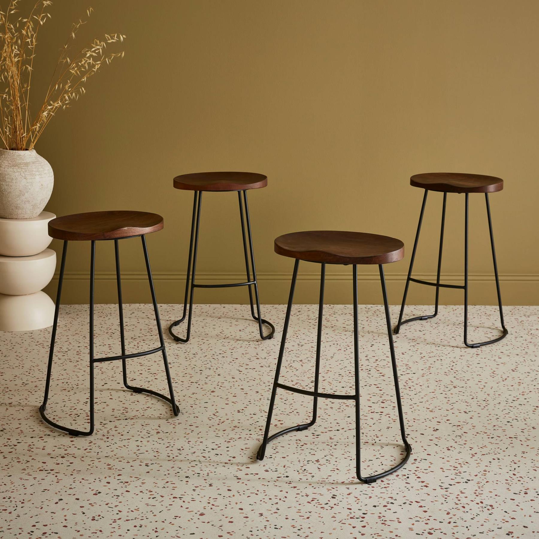 sweeek - Barkruk, mangohout en staal, voetsteun, 65cm (set van 4)