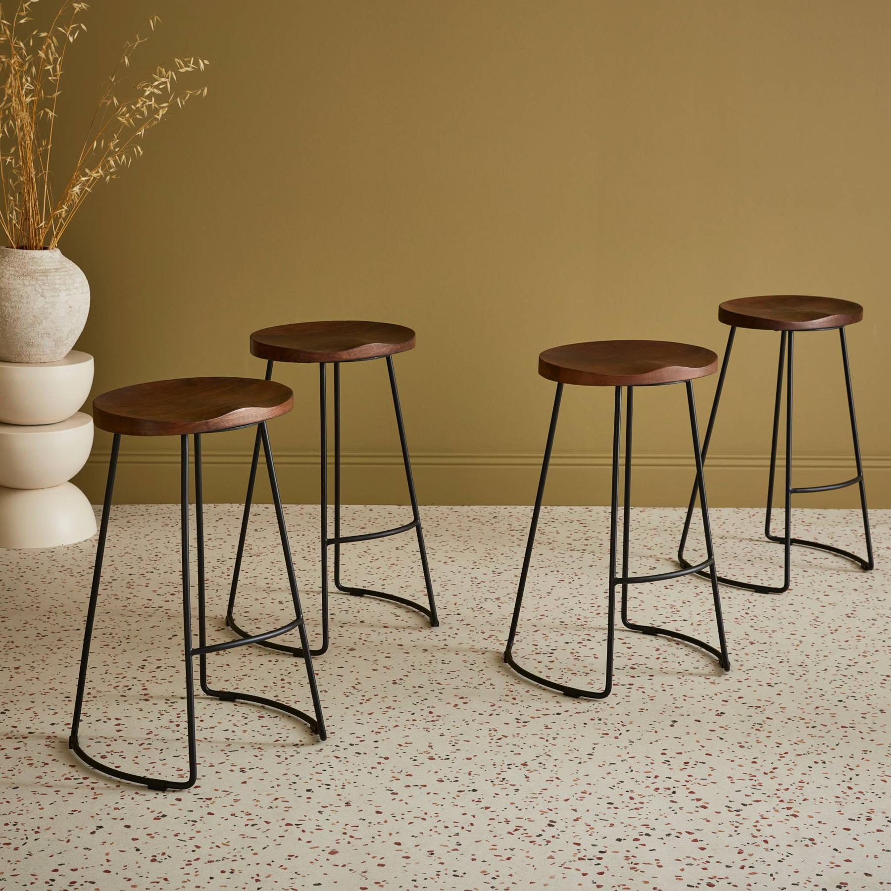 sweeek - Barkruk, mangohout en staal, voetsteun, 65cm (set van 4)