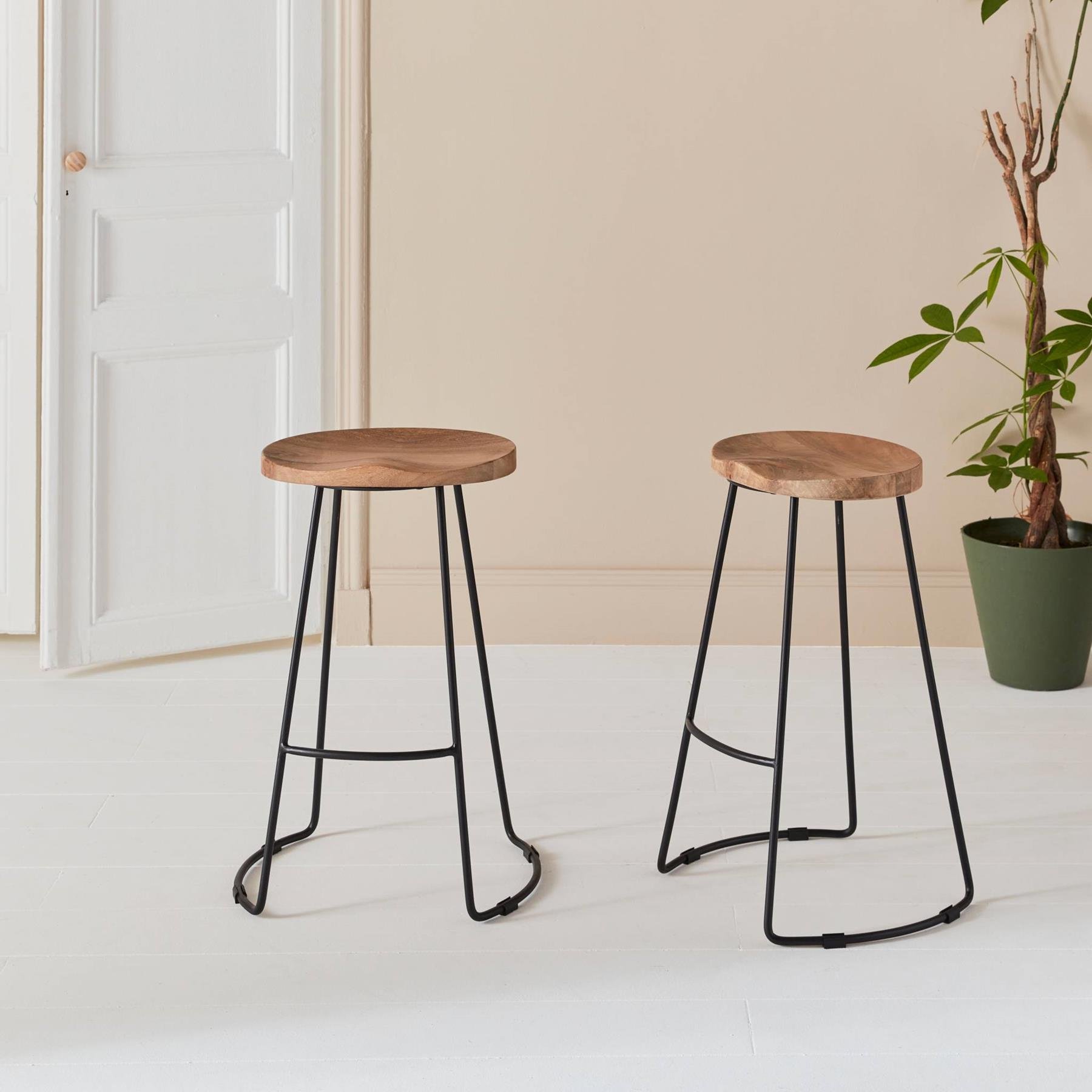 sweeek - Mangohout en stalen barkruk, voetensteun, 65cm (set van 2)