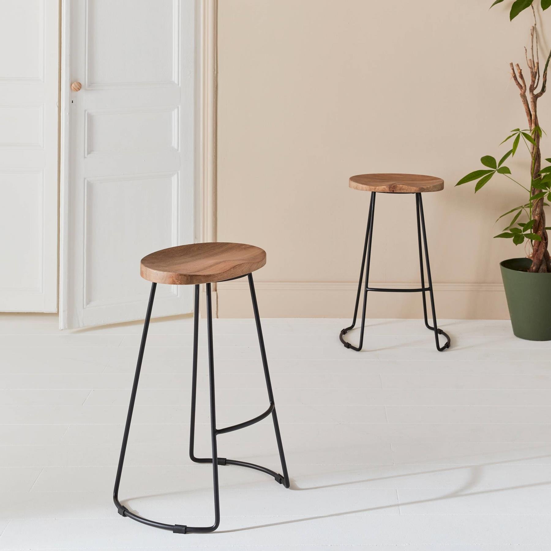 sweeek - Mangohout en stalen barkruk, voetensteun, 65cm (set van 2)