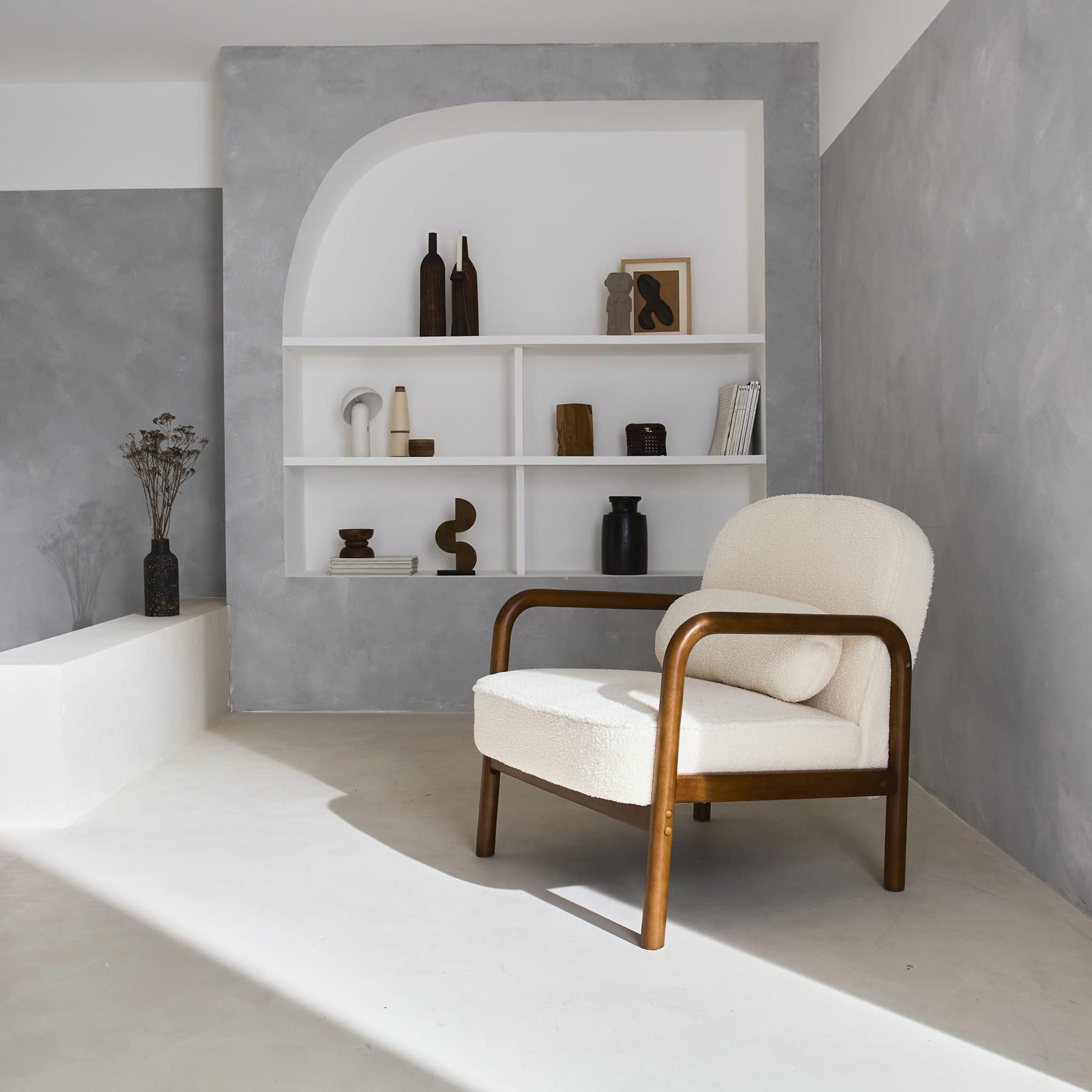 sweeek - Scandinavische fauteuil in licht walnoot gebeitst heveahout