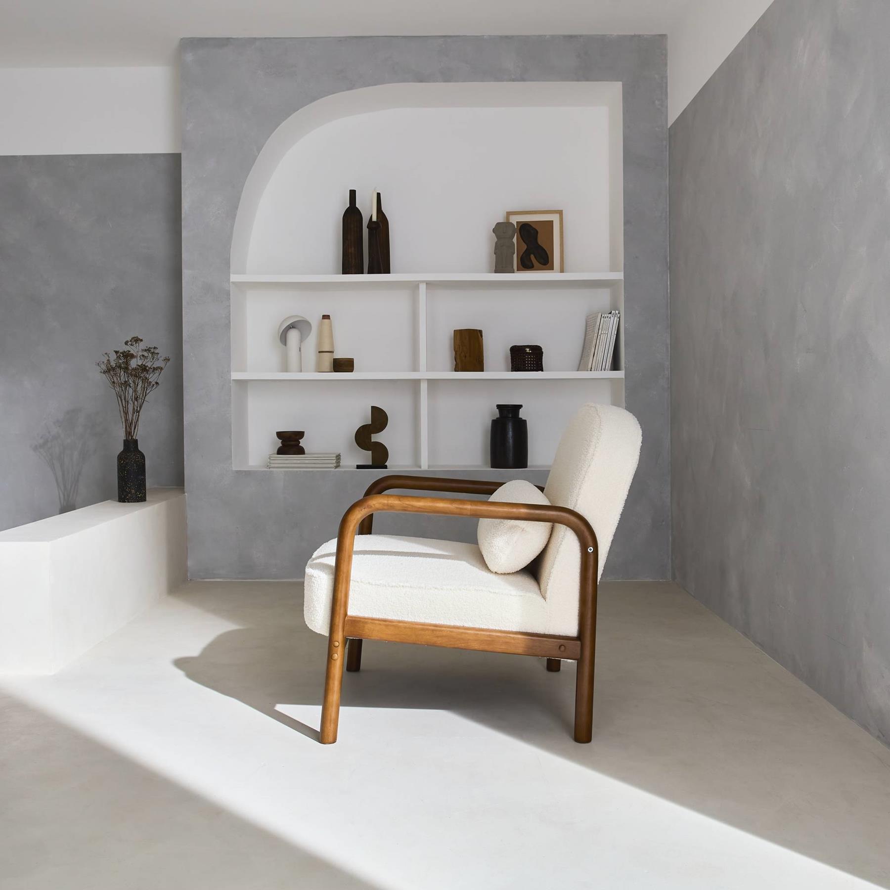 sweeek - Scandinavische fauteuil in licht walnoot gebeitst heveahout