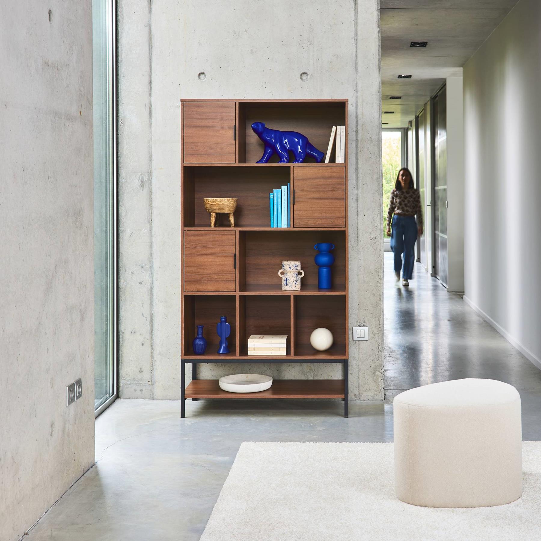 sweeek - Walnootkleurige houten boekenkast, 9 vakken